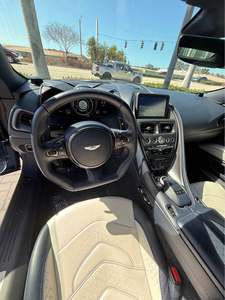DBS SUPERLEGGERA VOLANT 2022 d'occasion, voiture de sport convertible de luxe alliant puissance et élégance - Product Image 3