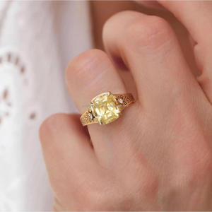 Bague en argent sterling 925 avec diamant moissanite central et pierres latérales élégantes, bijoux de fiançailles de luxe pour femmes - Product Image 1