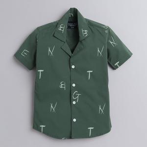 เสื้อครึ่งแขนลายจุดคอเทนนิสพิมพ์ตัวอักษร-สีเขียว - Product Image 1