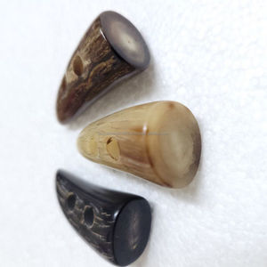 Palanca de cuerno única con estilo animal pulido de dos agujeros para coser accesorios de artesanía en sus proyectos - Product Image 6