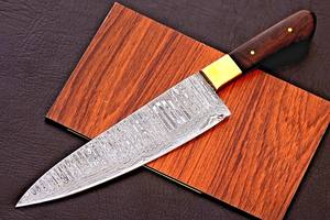 Couteau de chef en acier Damas forgé à la main avec manche en bois de rose et embout en laiton, lame pleine longueur, personnalisable, OEM, couteaux de cuisine professionnels - Product Image 1