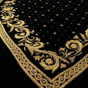 Capa de Iglesia de Lujo Bordada a Mano con Hilos de Oro |   Vestimenta Litúrgica de Terciopelo Negro con Borde Floral Dorado y Bordado de Estrellas - Product Image 2