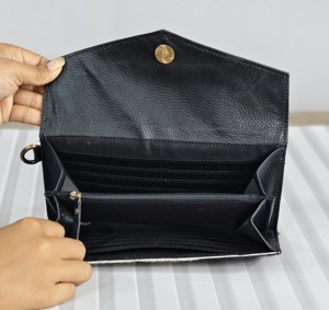 Cartera larga hecha a mano de cuero 100% auténtico con estampado floral, cierre plegable, estilo bohemio para mujer, estampado animal en blanco y negro - Product Image 3