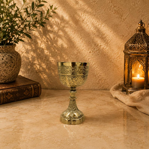 Tasse à thé et soucoupe décoratives en laiton pour la présentation ou l'usage pratique, gobelet avec détails anciens et style inspiré du patrimoine - Product Image 4
