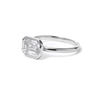 Bague de fiançailles solitaire moderne en or blanc massif 14 carats avec diamant de laboratoire taille émeraude 2 carats pour femme, sertie clos à l'est et à l'ouest - Product Image 2