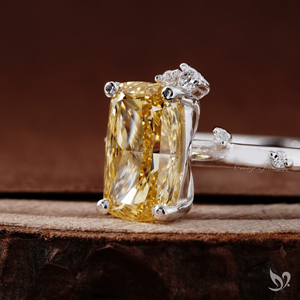 Bague de fiançailles en or blanc 10 carats avec diamant jaune de laboratoire certifié IGI, taille coussin allongée, 1,56 ct - Product Image 6