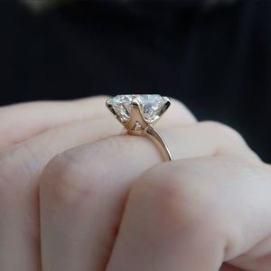 Anillo Solitario de Oro Blanco Sólido de 14K con Diamante de Laboratorio Corte Cojín de 4.51 Ct, Claridad VVS2, Certificado IGI, Engaste Corona de 4 Puntas - Product Image 4