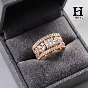 Bague large vintage en or jaune 14 carats avec diamant taille princesse, motif floral en filigrane et milgrain, bague de déclaration personnalisée - Product Image 3