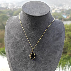 Collier pendentif pour femme en onyx noir serti de pierres fines avec accent de micro-cz noirs, chaîne en laiton plaqué or 18 carats - Product Image 5