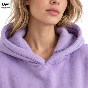 Sweat à capuche oversize confortable pour femme avec texture en polaire moelleuse, bordures côtelées confortables et design pratique pour les journées plus fraîches - Product Image 5