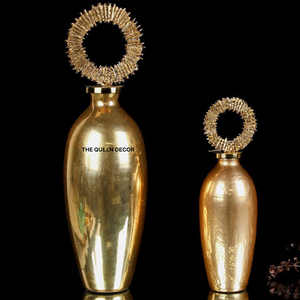 Juego de 2 jarrones decorativos de aluminio, redondos, chapados en oro, largos, con tapa, de diseño. - Product Image 1