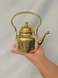 Bouilloire moderne finition or, théière minimaliste, ustensile de cuisine décoratif, accessoire d'accueil haut de gamme, bouilloire artisanale, théière - Product Image 3