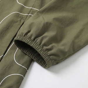 Chándal Moderno Color Verde Oliva |   Conjunto de Chaqueta Ligera con Capucha y Pantalones Cortos - Product Image 5