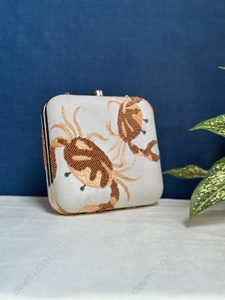 Pochette de soirée de luxe brodée, sac à main de créateur orné de perles dorées avec chaîne pour femme, idéal pour mariage et cocktail - Product Image 2