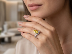 Anillo de Diamante Amarillo Corte Pera de Laboratorio con Engaste Pavé para Mujer, Joyería de Lujo, Regalo para Compromiso, Boda o Fiesta - Product Image 1