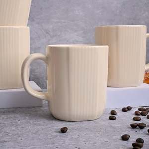Ensemble de 4 tasses à thé en céramique beige, 200 ml, en grès émaillé à motifs floraux, avec plateau, compatibles micro-ondes, pour le camping - Product Image 1
