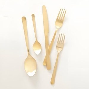 Cubiertos Reutilizables para Eventos y Restaurantes Campos con Acabado Dorado, Juego de Cubiertos con Cuchillos y Cucharas de Mango Redondo Grueso Increíblemente Resistentes - Product Image 1