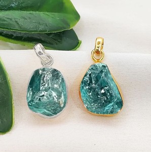 Pendentif breloque artisanal en apatite brute plaqué or, pierre de naissance – Fournitures de bijoux pour colliers DIY en gros - Product Image 1