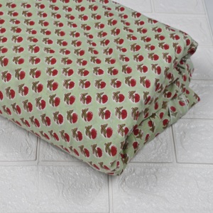 Tela de Algodón Estampada a Mano con Diseño Floral Verde y Rojo, Orgánica, Ecológica, Hecha a Mano, para Confección de Prendas y Textiles para el Hogar - Product Image 4