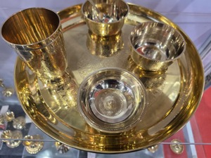 Service de table en laiton de haute qualité pour la maison et l'hôtellerie, thali de service en laiton avec motif floral gravé, articles ronds - Product Image 3