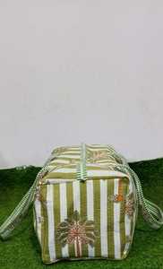 Ce sac de voyage élégant présente un design tropical rafraîchissant avec des rayures vertes et blanches verticales, d'une allure moderne. - Product Image 6