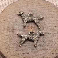Breloque Terrier Airedale Debout 23x14mm en Alliage de Zinc Bronze Antique pour Souvenir Commémoratif de Chien