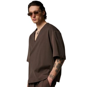 Camisa Tejida Inteligente para Hombre, Manga Corta, Cuello en V, Estilo Minimalista, Color Marrón Sólido, Producción al por Mayor Personalizada OEM - Product Image 4