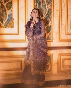 Ensemble de kurta brodé violet pour femmes avec bordure dorée, tenue traditionnelle indienne pakistanaise longue jusqu'au sol, toutes saisons - Product Image 4