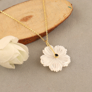 Collier de mode vintage bouddhiste en laiton plaqué or 18 carats avec coquille en forme de fleur, nacre et zircon noir - Product Image 4