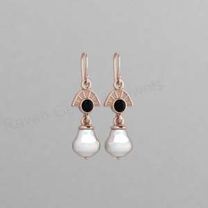 Boucles d'oreilles pendantes Art Déco en or 18 carats et argent 925, onyx noir et perle d'eau douce, serties clos, faites à la main, best-seller, cadeau pour femme - Product Image 4