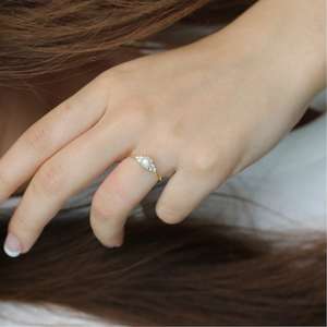 Anillo minimalista de plata de ley 925 de alta calidad con baño de oro de 18k y perla engastada en punta para mujer, joyería fina hecha a mano. - Product Image 2