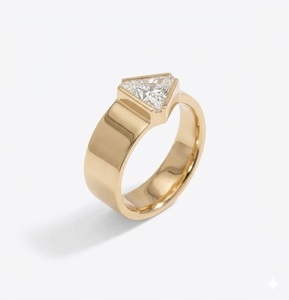 Bague de fiançailles solitaire triangulaire plaquée or 18 carats avec diamant de laboratoire 1 carat couleur EF VVS serti clos pour hommes et femmes - Product Image 5