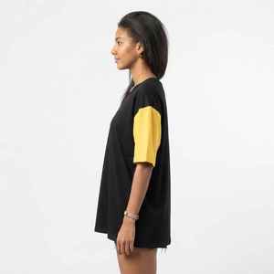 T-shirt décontracté en jersey de coton noir et jaune à manches courtes et col en V pour femme, coupe ample, avec logo imprimé - Product Image 4