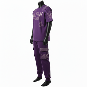 Conjunto de 2 piezas de lujo para hombre: Camiseta morada de jersey de mezcla de algodón 210GSM y pantalón jogger con paneles laterales tipo cargo, con logo brillante termotransferible. - Product Image 6