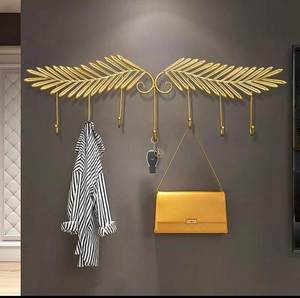 Porte-manteau mural artisanal en feuille d'or avec crochets métalliques, style moderne décoratif pour le rangement des vêtements - Product Image 1