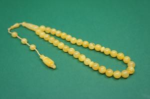 Collier élégant en perles de résine, bijou audacieux et accrocheur pour les amateurs de mode moderne, artisanat indien. - Product Image 3