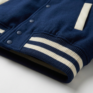 Chaqueta Varsity de Lana Azul Marino con Mangas de Cuero Crema |   Chaqueta Clásica Estilo Letterman |   Etiqueta Privada Personalizada OEM - Product Image 5