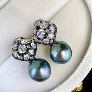 Boucles d'oreilles en cristal d'eau douce naturelles neuves en gros avec perles dorées de 13-14 mm, accessoires argentés à forte luminosité, boîte cadeau incluse - Product Image 2