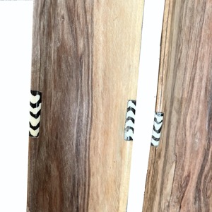 Plateau en bois long et élégant pour desserts et produits de boulangerie, idéal pour la présentation de snacks en café et l'utilisation sur table, provenant d'Inde. - Product Image 6