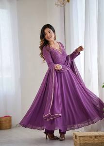El ajuste favorecedor y el diseño étnico clásico lo convierten en un conjunto imprescindible para mujeres que adoran la moda tradicional elegante y moderna. - Product Image 2