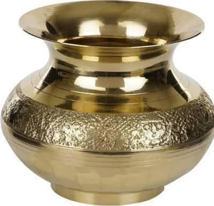 Pot en laiton sculpté à la main avec motifs floraux traditionnels pour les rituels de pooja et les offrandes sacrées, disponible à prix de gros. - Product Image 5