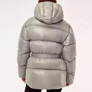 Chaqueta Corta Acolchada para Mujer, Diseño Nuevo y Moderno, Chaqueta Acolchada de Invierno Personalizada de Alta Calidad con Cierre y Protección Contra el Viento - Product Image 2