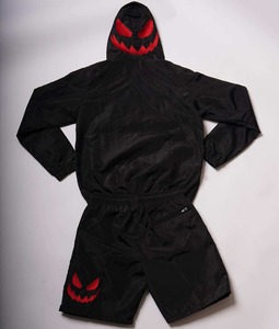 Ensemble veste coupe-vent à capuche noire et short pour homme avec motif Jack O' Lantern brodé rouge, style streetwear, tenue d'été - Product Image 1