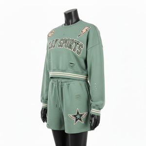 Ensemble court en molleton de coton premium 280 GSM pour femme, vert sauge, imprimé effet vieilli, logo brodé, 100% coton. - Product Image 4