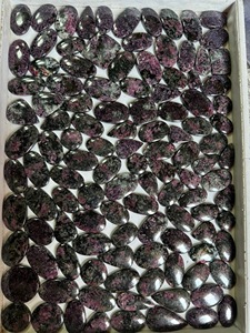 Lot en gros de cabochons en eudialyte naturelle, motif rouge profond et noir, pierres précieuses en vrac pour la fabrication de bijoux, fournisseur en gros pour fabricants - Product Image 3