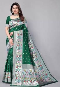 Sari de Seda Verde con Bordado Floral en el Borde, Traje Tradicional Indio para Bodas, Corte Regular, Largo hasta el Suelo - Product Image 1