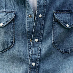 Camiseta básica elegante para hombre con abertura de botones y cuello clásico, material vaquero, diseño relajado con logo y bolsillos frontales - Product Image 5