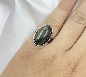 Bague ovale en onyx noir, laiton artisanal plaqué argent 925, bijoux floraux tendance en pierres précieuses, vente en gros - Product Image 3