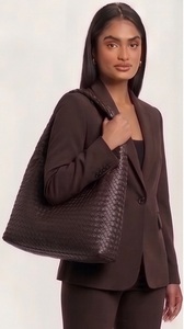 Sac fourre-tout hobo en cuir véritable tressé pour femme, style anglais, avec fermeture éclair et chaînes, sac à bandoulière de luxe personnalisé, vente en gros - Product Image 2