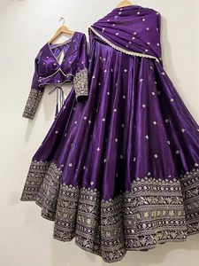 Robe de mariée longue en satin violet brodé, style Lehenga Choli, col en V, manches longues, coupe trapèze, avec détails brodés à la main - Product Image 2